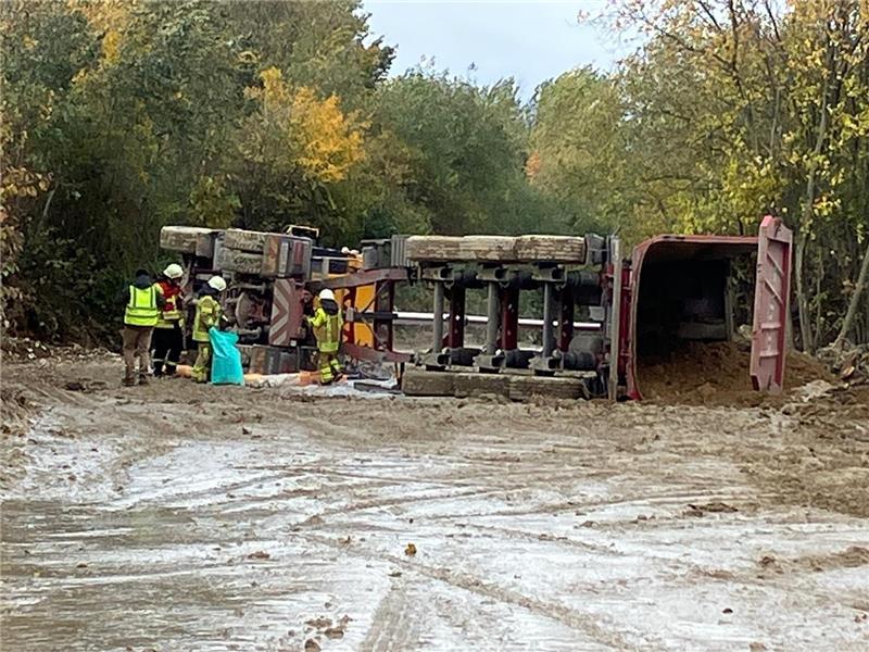 Lkw havariert auf Harlingeröder Firmengelände Die Feuerwehr nimmt die auslaufenden Betriebsstoffe des umgestürzten Lkw auf. Foto: Feuerwehr