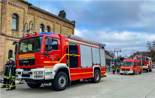Die Feuerwehr rückt am Goslarer Bahnhof an – im Gebäude klagen Menschen über Augen- und Atemwegsreizungen. Fotos: Feuerwehr