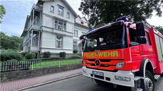 Die Feuerwehr rückt an, als der Warnmelder anschlägt.