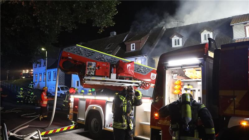 Die Feuerwehr rückt im vergangenen Jahr zu einem Brand in die Straße Zipfel aus – die Ermittler gehen von Brandstiftung aus.