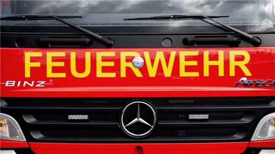 Die Feuerwehr rückte mit Spezialkräften der Wasserrettung aus, um den Mann aus dem fließenden Gewässer zu ziehen (Symbolbild)