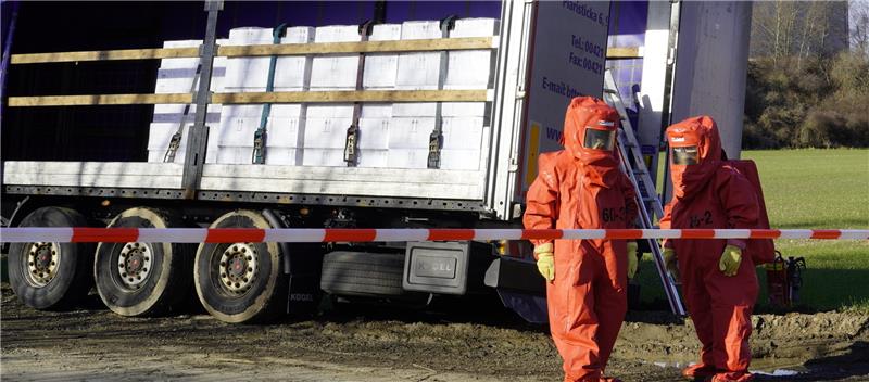 Die Feuerwehr schaut nach, ob die Ladung unbeschädigt ist.