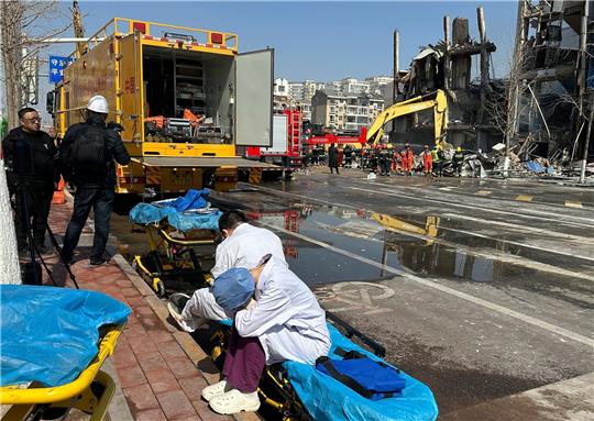Die Feuerwehr schickte nach eigenen Angaben mehr als 150 Rettungskräfte zum Unfallort.