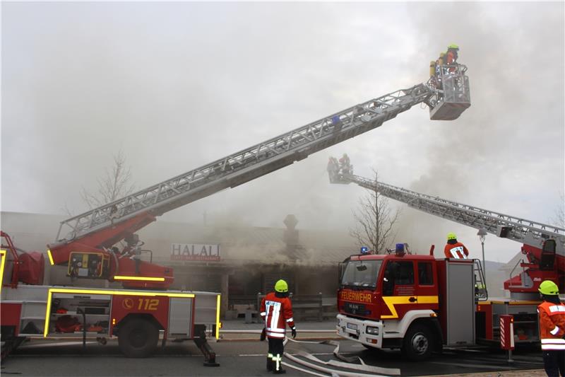 Die Feuerwehr setzte mehrere Drehleitern ein.  Foto: W. Beckmann