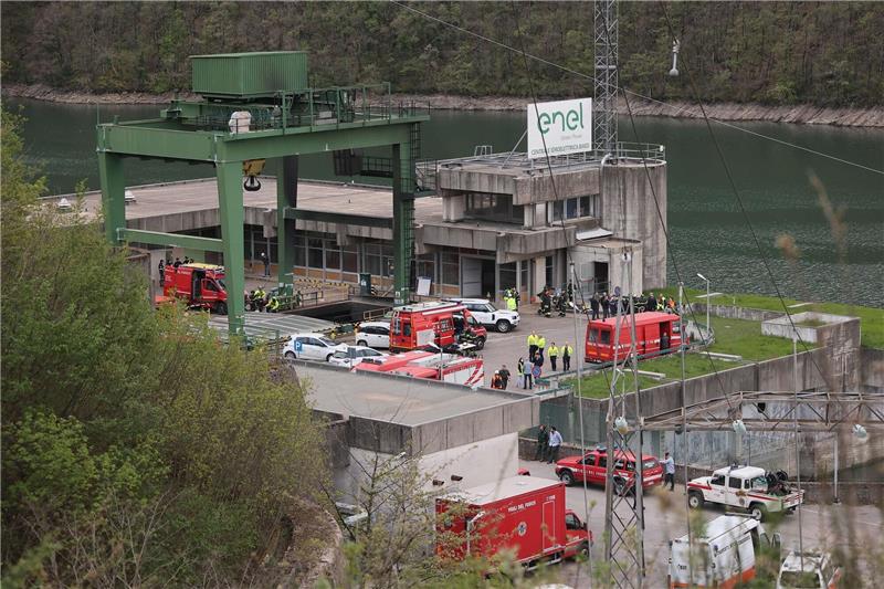 Letztes Todesopfer nach Explosion an Stausee geborgen Die Feuerwehr sichert am 9. April den Ort der Explosion an einem Wasserkraftwerk am Stausee von Suviana ab.