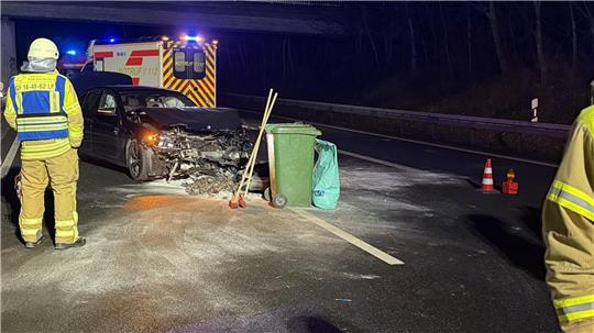 Die Feuerwehr sichert auslaufende Betriebsstoffe, im Hintergrund der Unfallwagen
