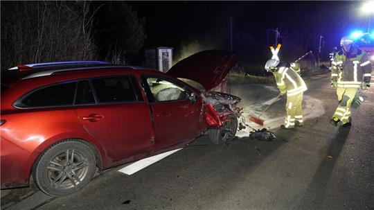 Die Feuerwehr sichert die Unfallstelle ab.