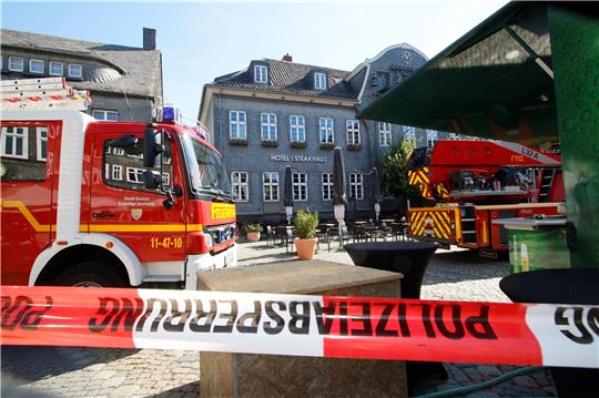 Die Feuerwehr sperrt den Marktplatz großflächig ab, während Statiker das „Schiefer“-Gebäude untersuchen. Fotos: Epping