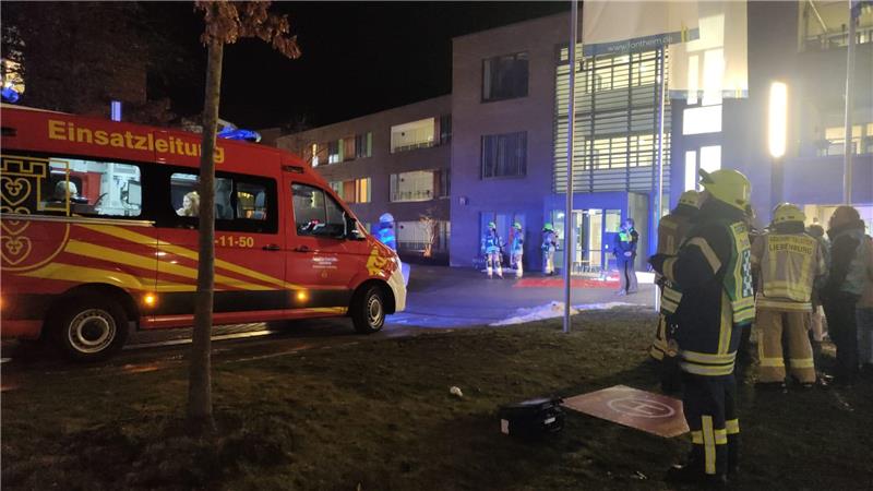 Die Feuerwehr startet bei dem Einsatz einen Dronenflug.