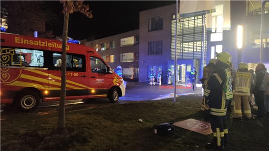 Die Feuerwehr startet bei dem Einsatz einen Dronenflug.