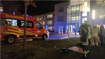 Die Feuerwehr startet bei dem Einsatz einen Dronenflug.