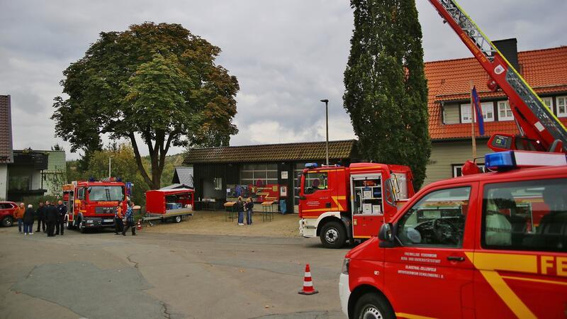Die Feuerwehr stellt beim Tag der offenen Tür ihren Fuhrpark vor.