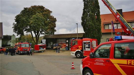 Die Feuerwehr stellt beim Tag der offenen Tür ihren Fuhrpark vor.
