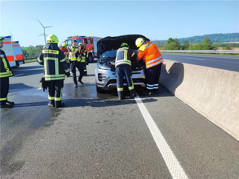 Weiterer Unfall auf der A7: Vier Personen verletzt Die Feuerwehr stellte den Brandschutz sicher. Foto: Feuerwehr