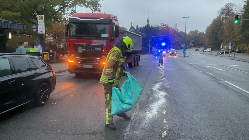 Die Feuerwehr streut eine rund 50 Meter lange Ölspur ab.