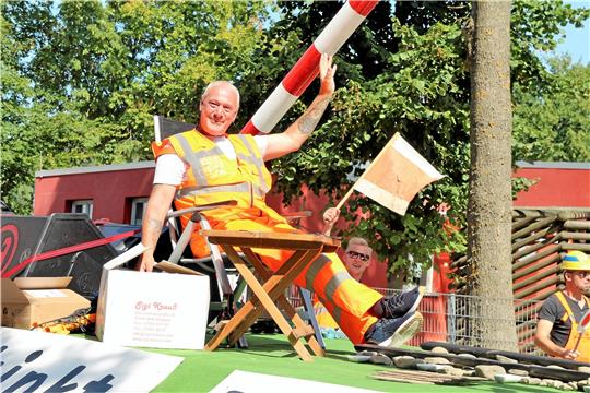 Die Feuerwehr und Bahnschrankenwärter Dieter siegen beim Wettbewerb der Umzugswagen.