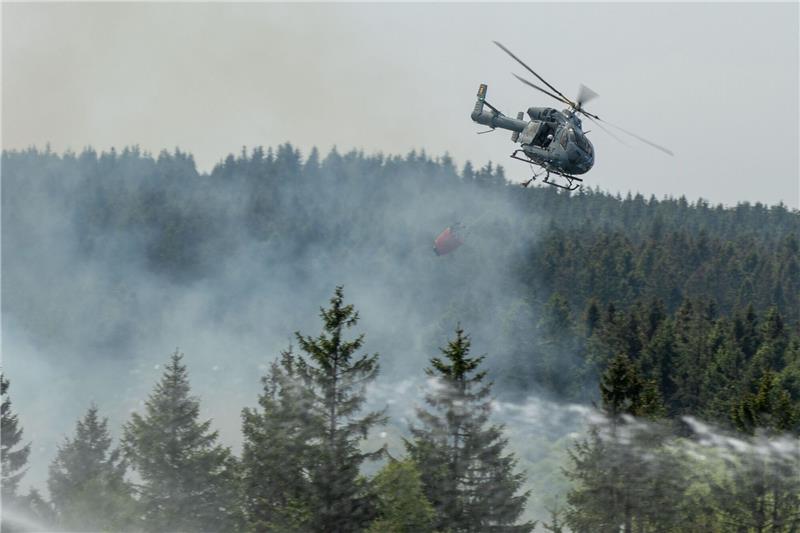 Löscharbeiten nach Moorbrand an deutscher Grenze dauern an Die Feuerwehr versucht mit einem Hubschrauber einen Moorbrand im deutsch-belgischen Grenzgebiet bei Aachen zu löschen.