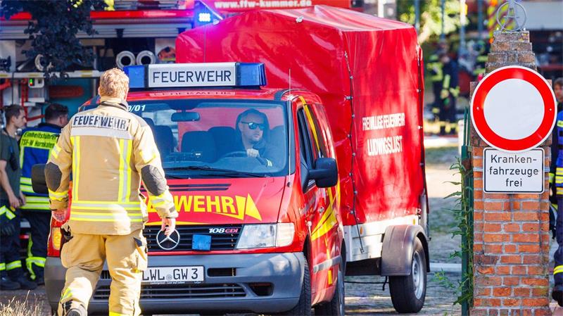 Flammen in Klinik - zwei Tote in Ludwigslust Die Feuerwehr war mit einem Großaufgebot vor Ort.