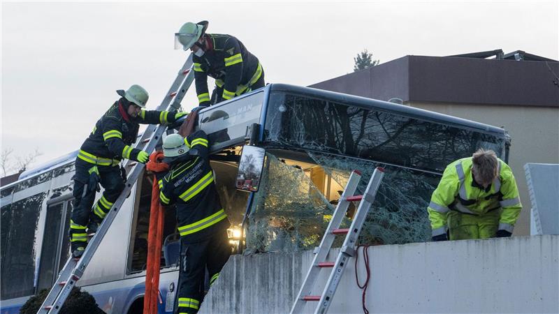 Die Feuerwehr war mit zahlreichen Kräften am Unfallort.