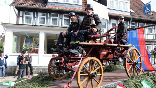 Die Feuerwehr wartet mit historischen Fahrzeugen beim Heimatfest auf.