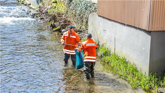 Die Feuerwehr wird fündig in der Innerste: Dort fischen die Ehrenamtlichen unter anderem ein altes Teil eines Autos heraus.