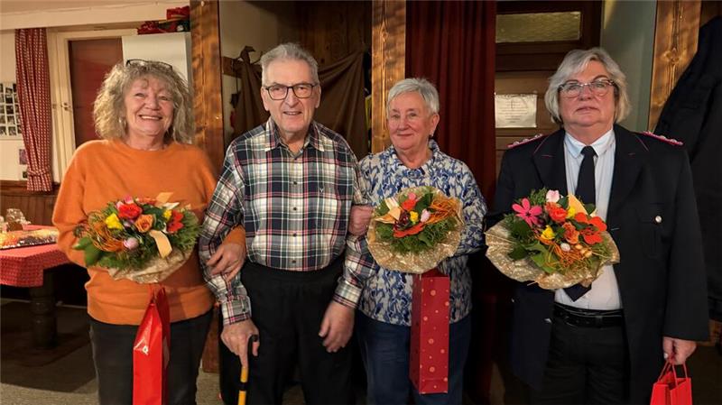 Hohegeißer Wehr mit weniger Einsätzen aber stärkerer Belastung Die Feuerwehr zeichnet Uschi Poley, Bernd Bartel, Regina Heinze und Bettina Erdmenger (von links) für ihre tatkräftige Hilfe aus, die weit über das normale Maß hinausgeht.