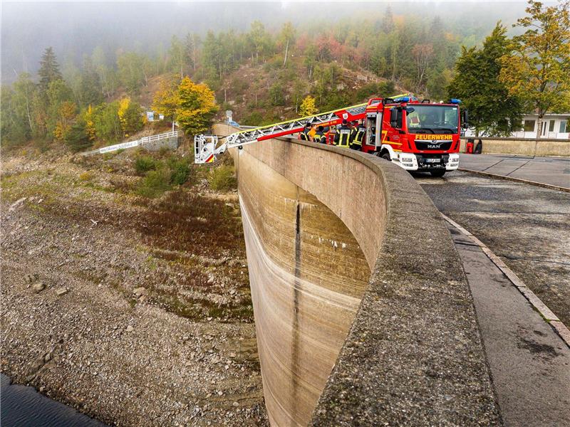 Vermisster an der Okertalsperre: Jetzt suchen die Taucher Die Feuerwehren Clausthal-Zellerfeld und Altenau waren am Dienstag mit etwa 20 Kräften im Einsatz.