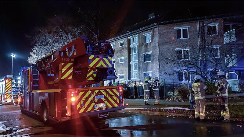 Feuerwehr Goslar rettet Mensch aus verrauchter Wohnung Ein Feuerwehrwagen steht vor dem Haus in Ohlhof.
