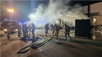 Die Feuerwehren aus Goslar und Jerstedt sind mit etlichen Einsatzkräften zum Kaufland ausgerückt: Ein Lagerhallenbrand war gemeldet worden.