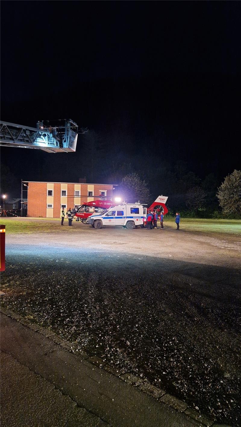 Die Feuerwehren aus Oker und Hahnenklee leuchteten den Landeplatz auf dem Schützenplatz aus. Foto: Bergwacht