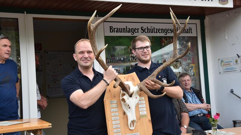 Die Feuerwehrleute Richard Fricke (links) und Lennart Lohmann (es fehlt Aaron Rehmer ) präsentieren stolz den Wanderpokal des Stadtmeisters.