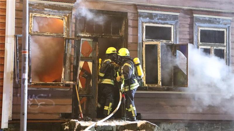 Die Feuerwehrleute beginnen von außen mit dem Löschen.