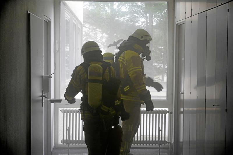 Bad Harzburgs Rathaus wird evakuiert Die Feuerwehrleute durchkämmen die verrauchten Rathausflure. Auch das gehört zu einer Übung, denn im Ernstfall müssten sämtliche Büroräume untersucht werden, ob sich dort noch Eingeschlossene aufhalten. Fotos: Schlegel/ Feuerwehr