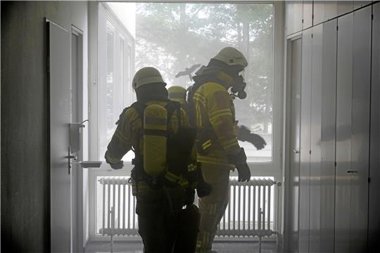 Die Feuerwehrleute durchkämmen die verrauchten Rathausflure. Auch das gehört zu einer Übung, denn im Ernstfall müssten sämtliche Büroräume untersucht werden, ob sich dort noch Eingeschlossene aufhalten. Fotos: Schlegel/ Feuerwehr