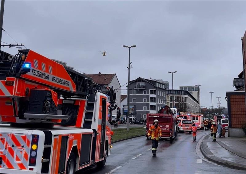 Die Feuerwehrleute konnten nicht warten, bis der angeforderte Kran eintraf. Sie führten eine Sofortrettung durch. Foto: Berufsfeuerwehr Braunschweig