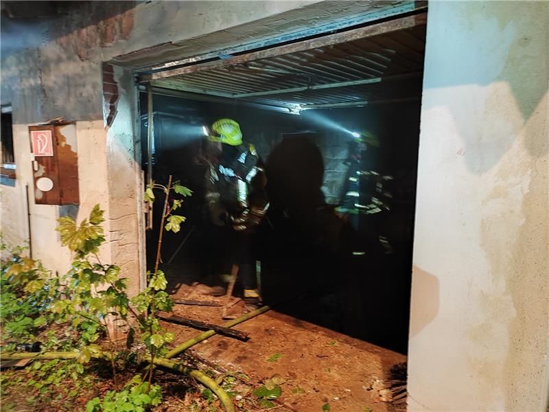 Garage auf Asklepiosgelände in Brand geraten Die Feuerwehrleute kontrollierten die Decke. Foto: Feuerwehr