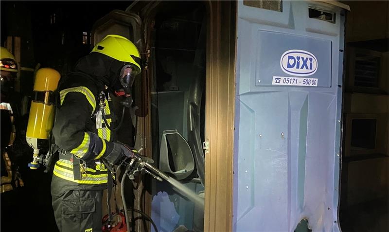 Die Feuerwehrleute löschen Glutnester in der Baustellentoilette. Foto: Feuerwehr