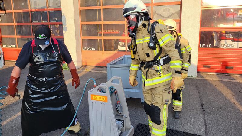 Neue Ausrüstung und eine Waschanlage für Goslars Feuerwehrleute Die Feuerwehrleute müssen laut Hygienekonzept noch am Einsatzort in eine Art mobile Waschstraße.