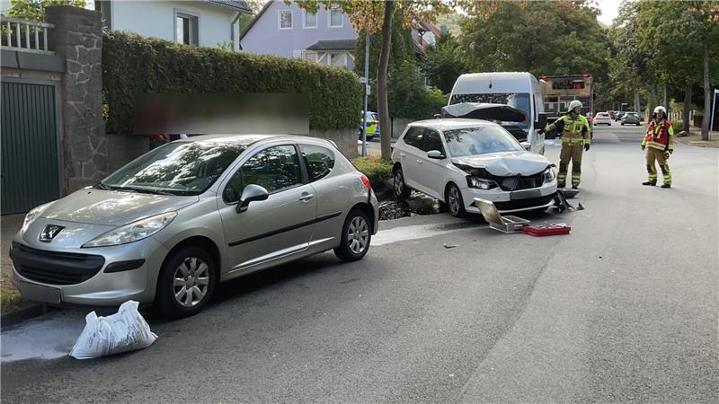 Die Feuerwehrleute sichern die Unfallstelle in der Fritz-König-Straße.