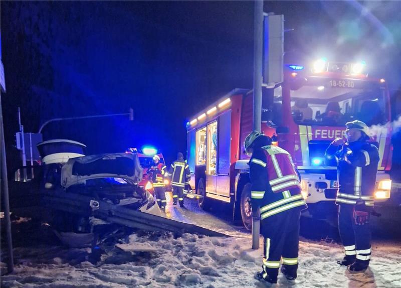 Nicht angeschnallt gegen die Leitplanke? Mann (23) verletzt Die Feuerwehrleute sperrten Fahrspuren auf der B 243 sowie B 64. Foto: Freiwillige Feuerwehr Seesen