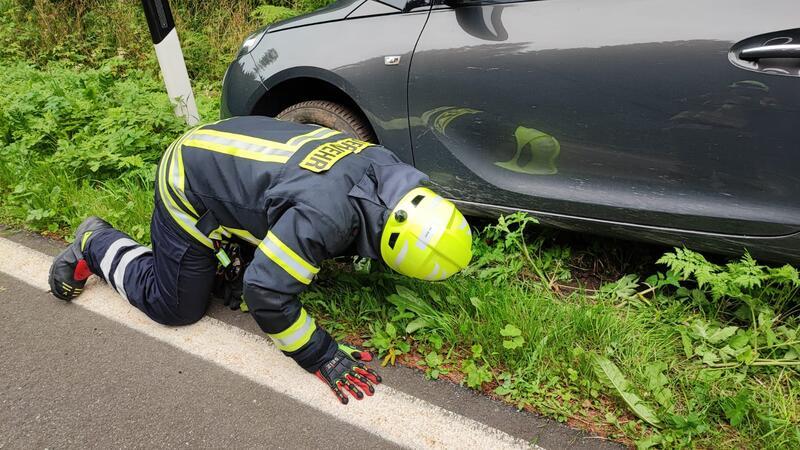 Die Feuerwehrleute überprüften, ob bei dem Unfall Betriebsstoffe ausgelaufen waren.