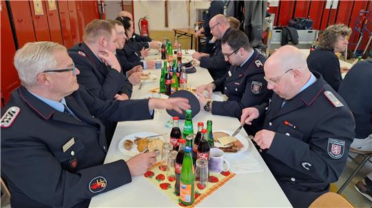 Die Feuerwehrleute verbringen gemeinsame Zeit in einer entspannten Atmosphäre.