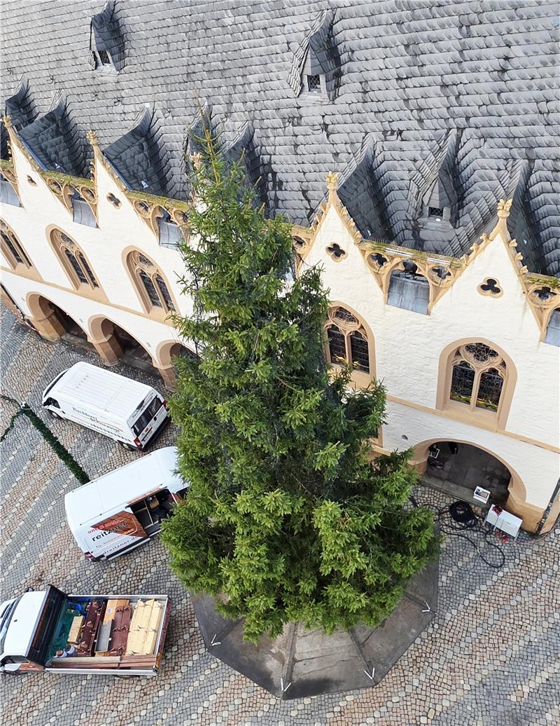 Goslars Adventsstadt nimmt Gestalt an: Alles Wichtige zum Aufbau Der Baum von oben betrachtet.