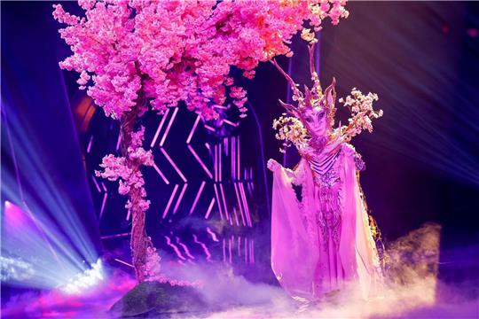 Die Figur „Elgonia“ performt auf der Bühne.