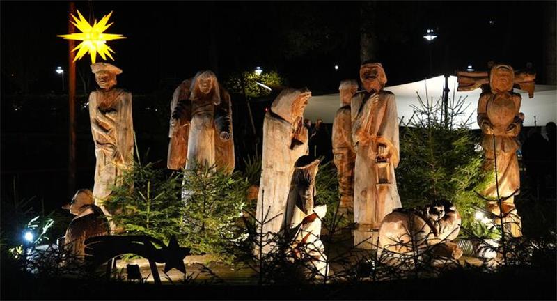 Die Figuren im Rondel und die drei außerhalb sind abends beleuchtet.