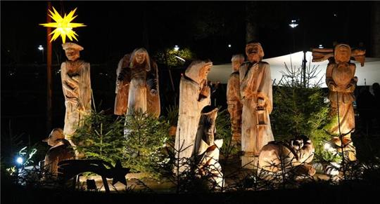 Die Figuren im Rondel und die drei außerhalb sind abends beleuchtet.