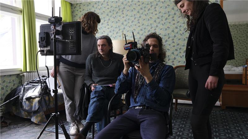 Die Fiktion von zwei Menschen, die eine Krise durchleben, trifft auf die Realität im letzten Sanatorium seiner Art. Das Filmteam ist von „Dr. Barner“ begeistert.