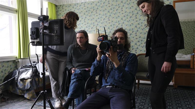 Das Foto zeigt ein Filmteam.