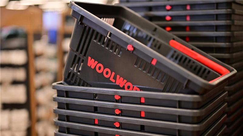 Mehrere Woolworth-Einkaufskörbe sind gestapelt.