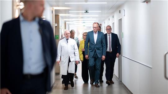 Die Finanzierung des Gesundheitssystems war auch Thema beim Besuch von Bundeskanzler Merz im Alfried-Krupp-Krankenhaus in Essen. 